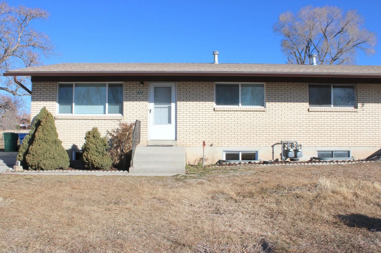 825 E 760 N - Photo 2 of 25