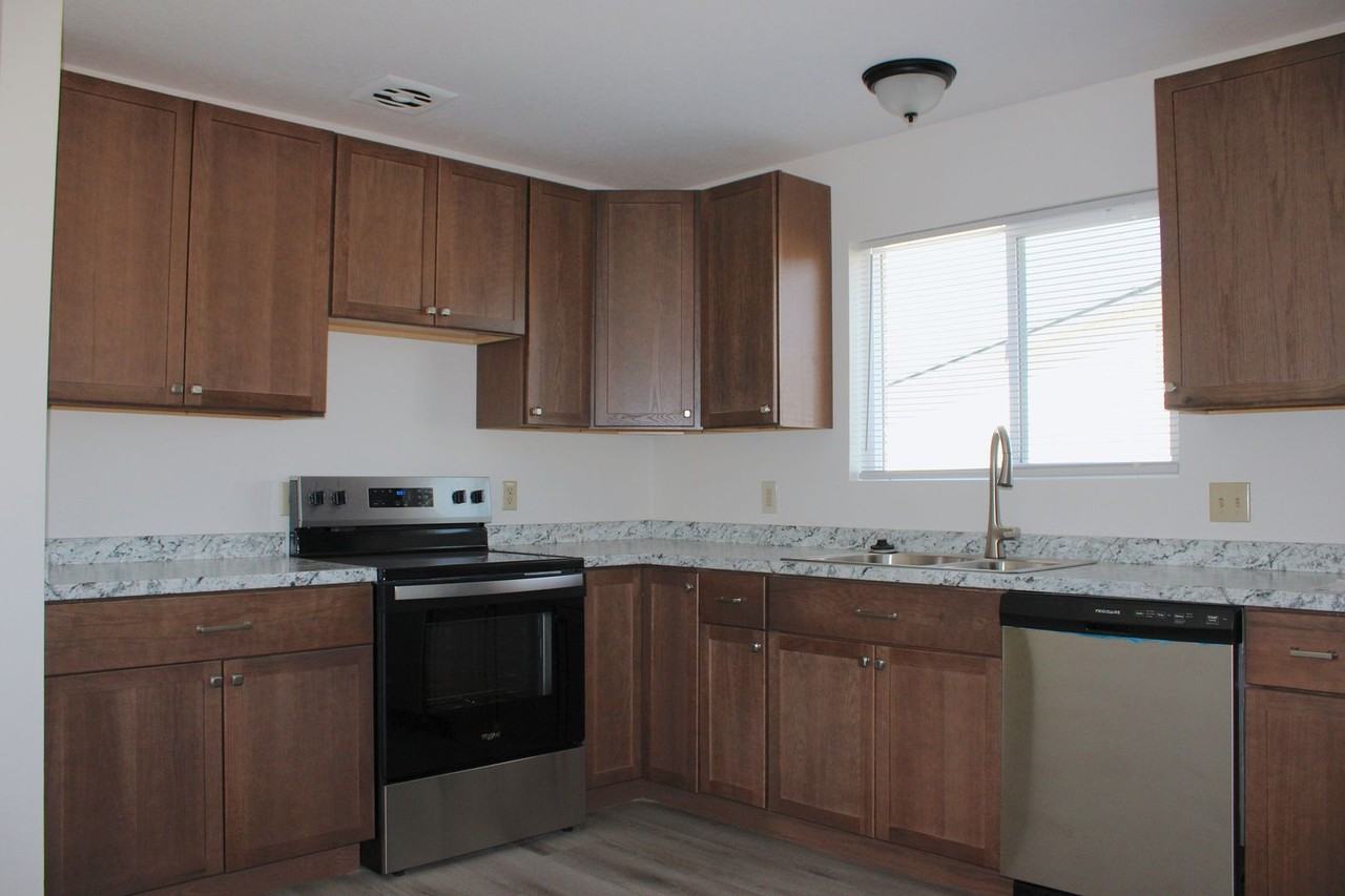 825 E 760 N - Photo 6 of 25