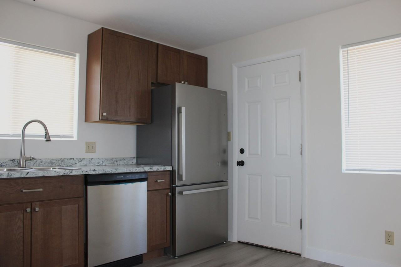 825 E 760 N - Photo 7 of 25