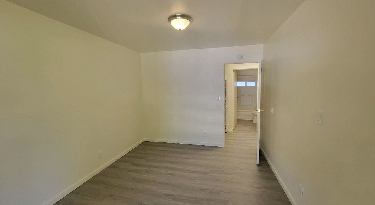 205 Oak St - Photo 6 of 10