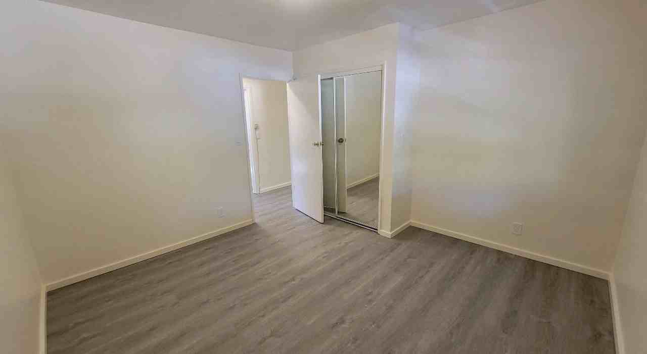 205 Oak St - Photo 7 of 10