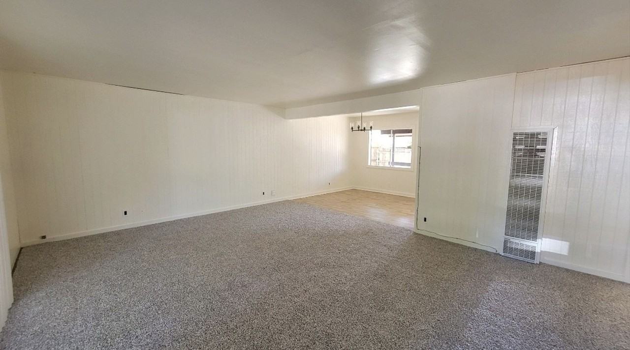 205 Oak St - Photo 5 of 10