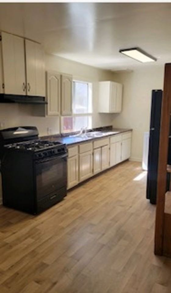 205 Oak St - Photo 2 of 10