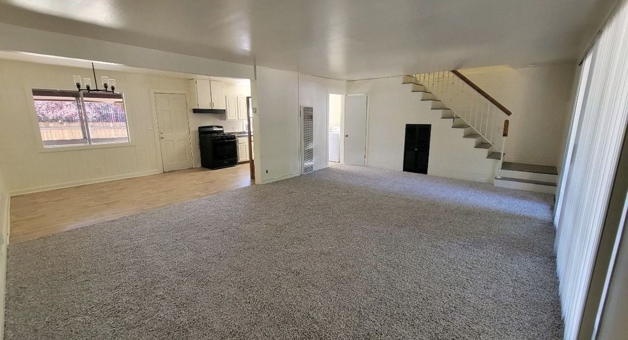 205 Oak St - Photo 4 of 10