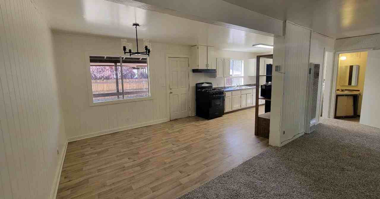 205 Oak St - Photo 3 of 10