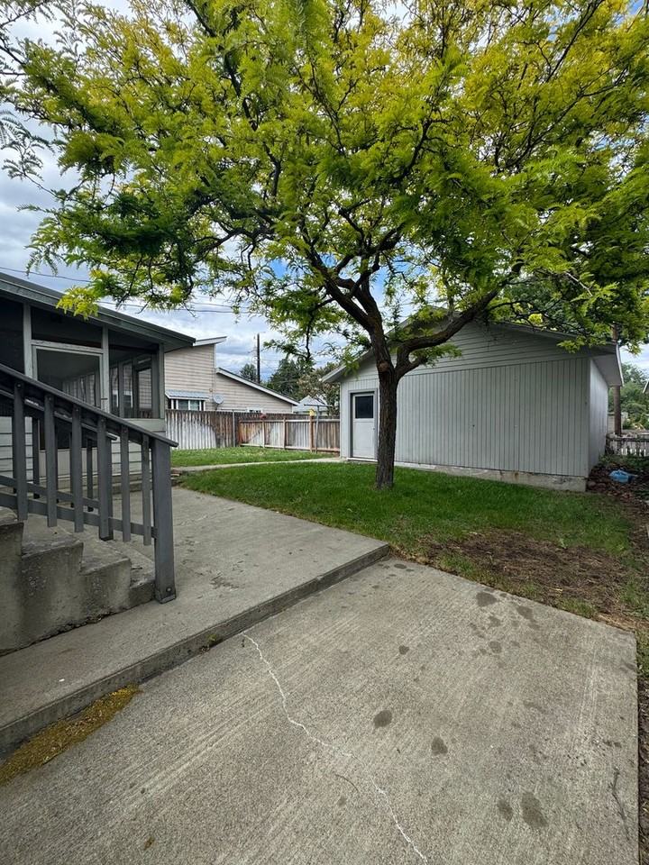 406 S Anderson St - Photo 7 of 40