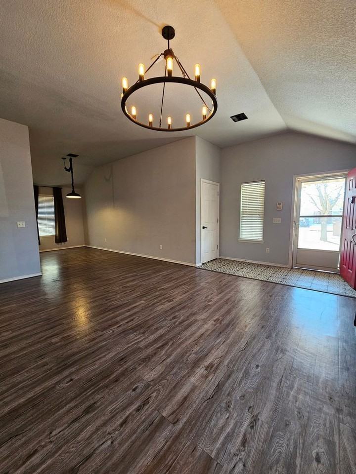 931 Beaumont Sq - Photo 2 of 16