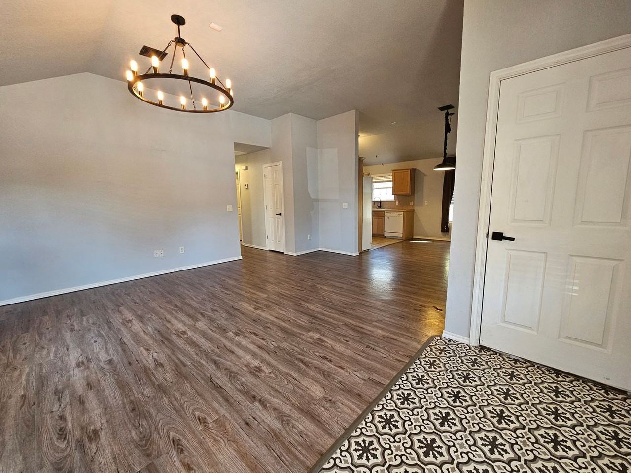 931 Beaumont Sq - Photo 3 of 16