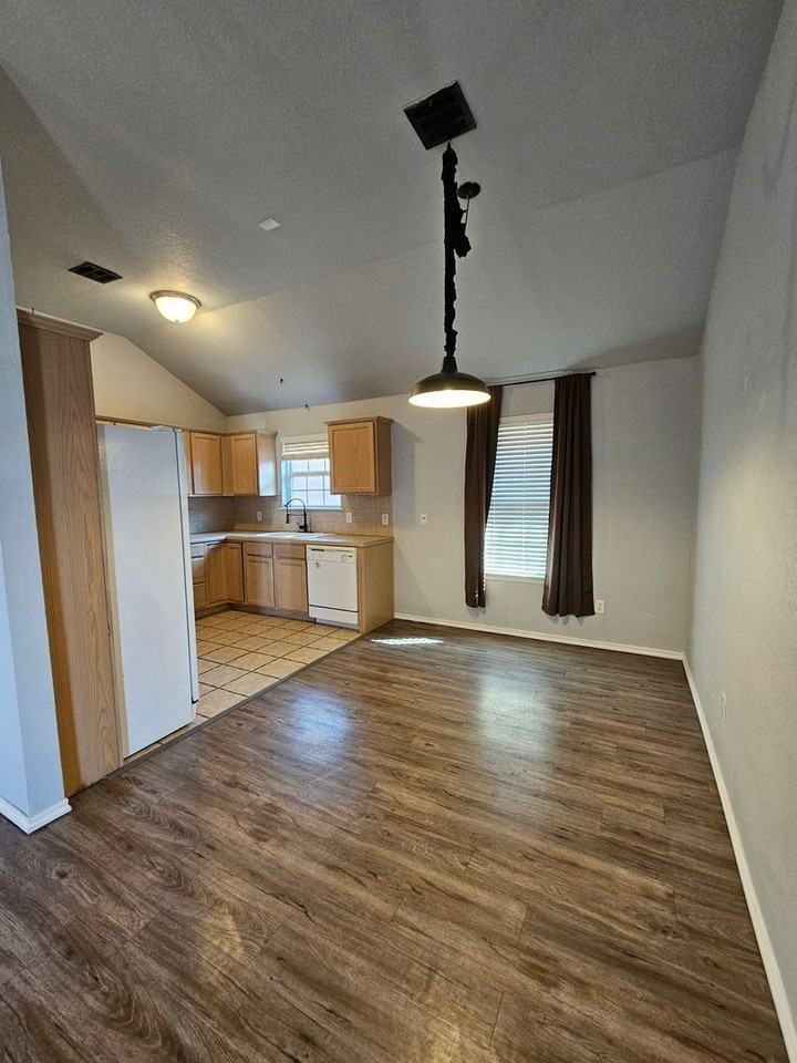 931 Beaumont Sq - Photo 4 of 16