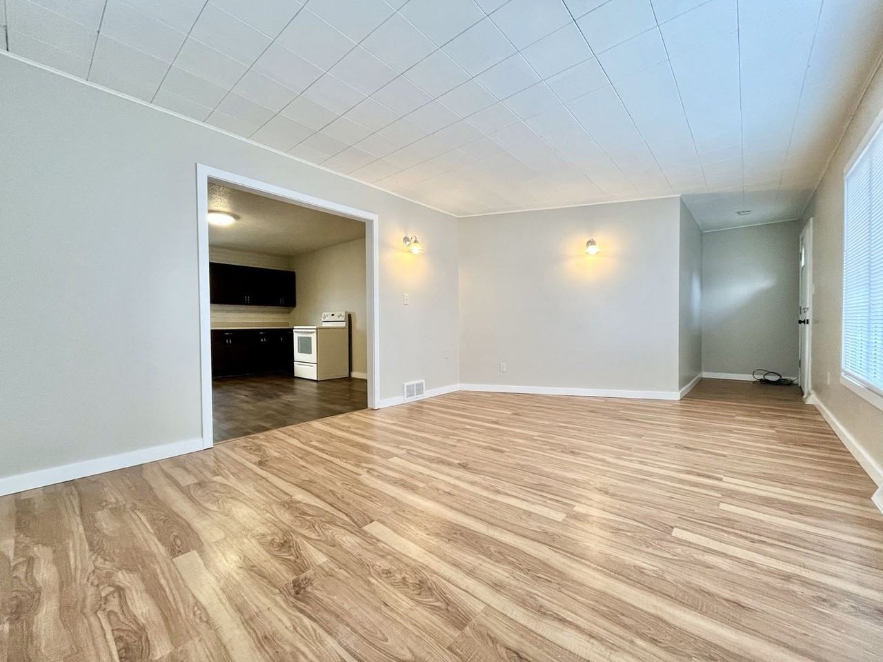 1979 Barbara St - Photo 4 of 22