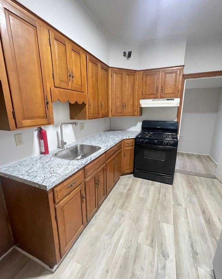 237 N Sherman St - Photo 6 of 24