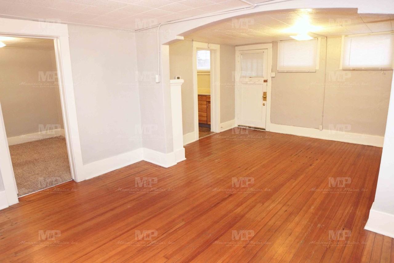 216 E Myrtle St - Photo 3 of 8