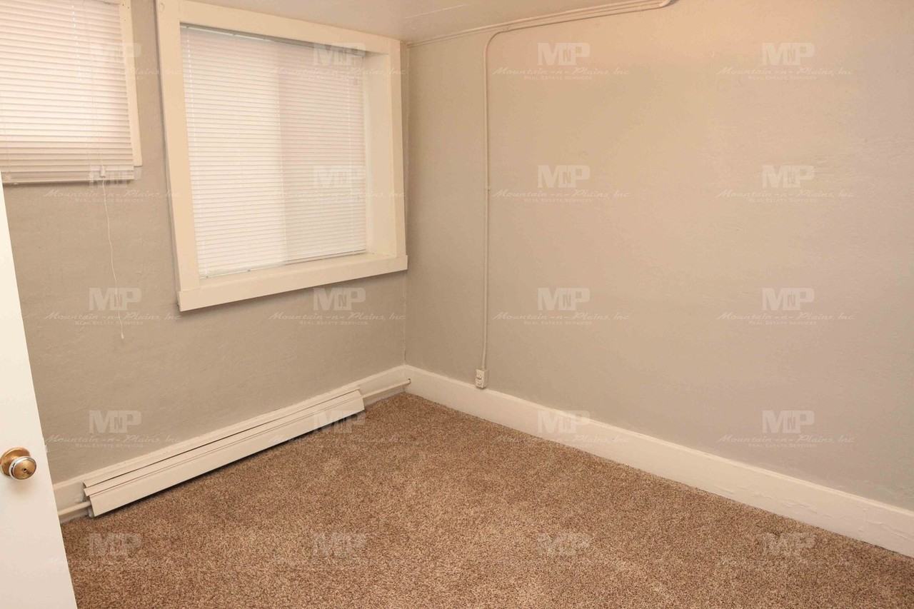 216 E Myrtle St - Photo 5 of 8