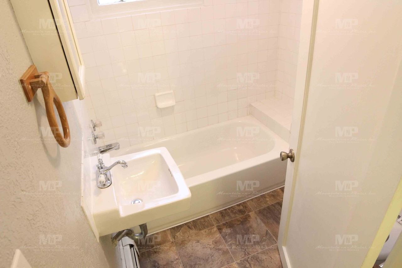 216 E Myrtle St - Photo 7 of 8