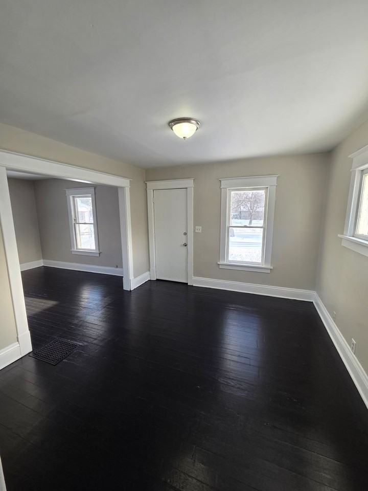 293 Mason Ave - Photo 3 of 16