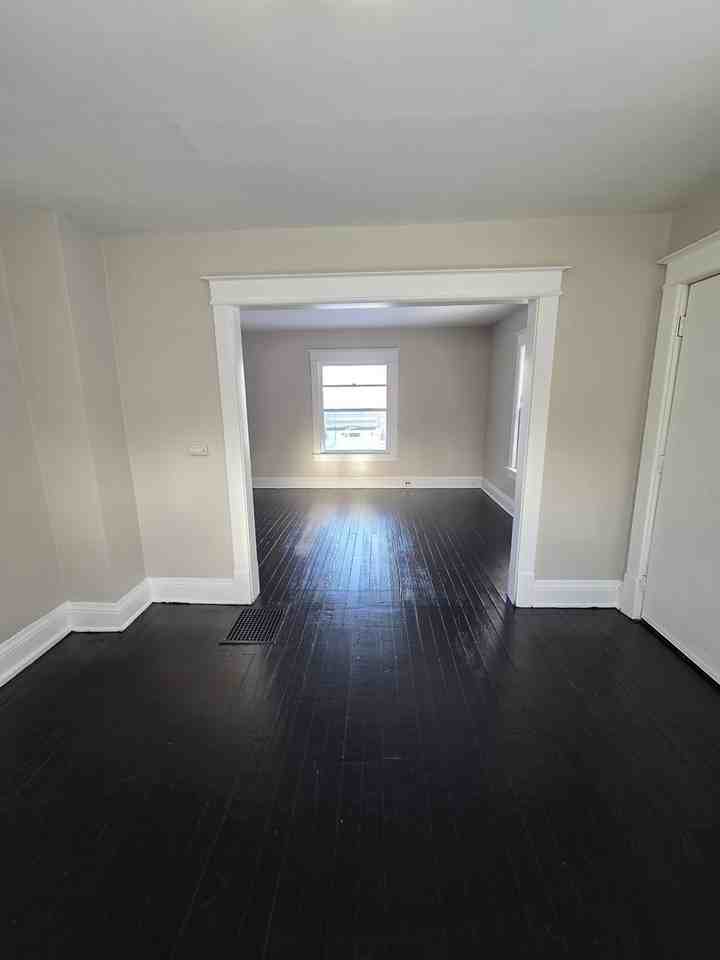 293 Mason Ave - Photo 4 of 16