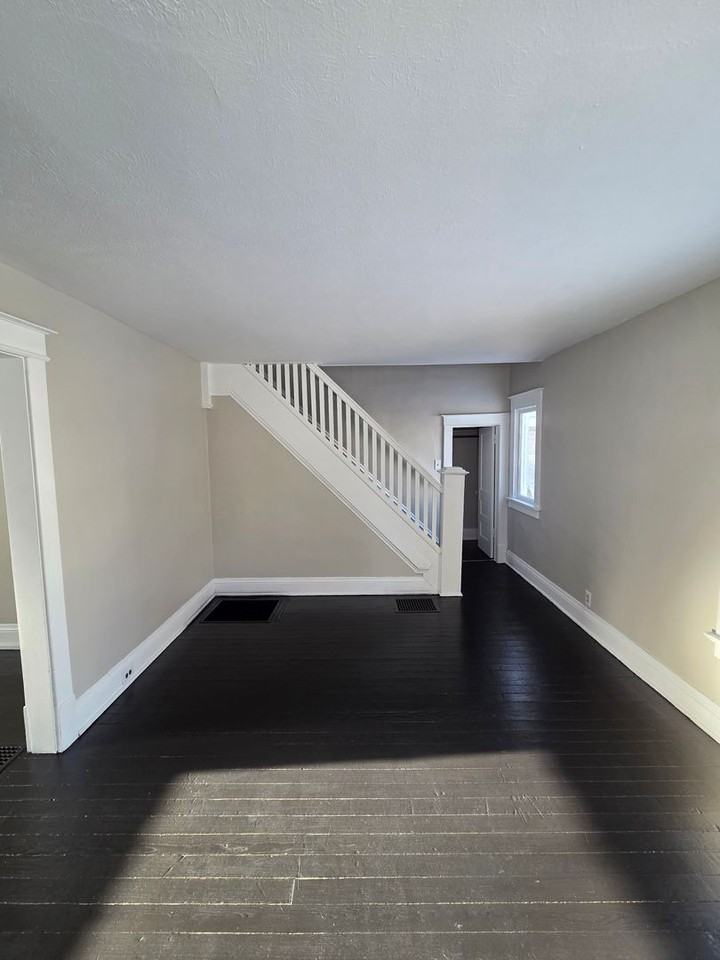 293 Mason Ave - Photo 6 of 16