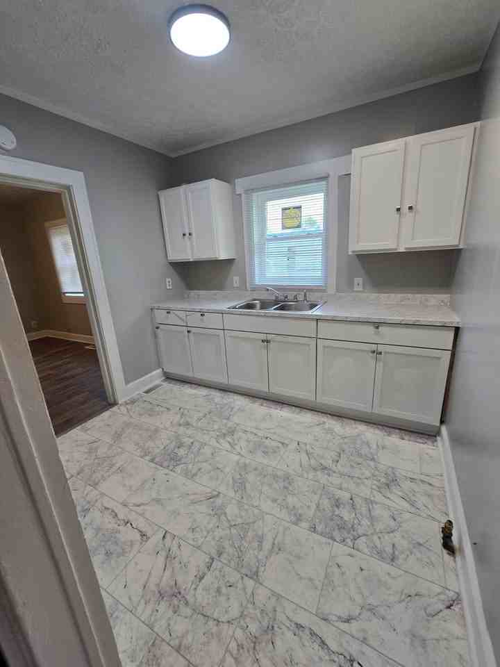 2813 W 10th St - Photo 4 of 9