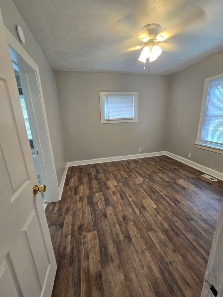 2813 W 10th St - Photo 6 of 9