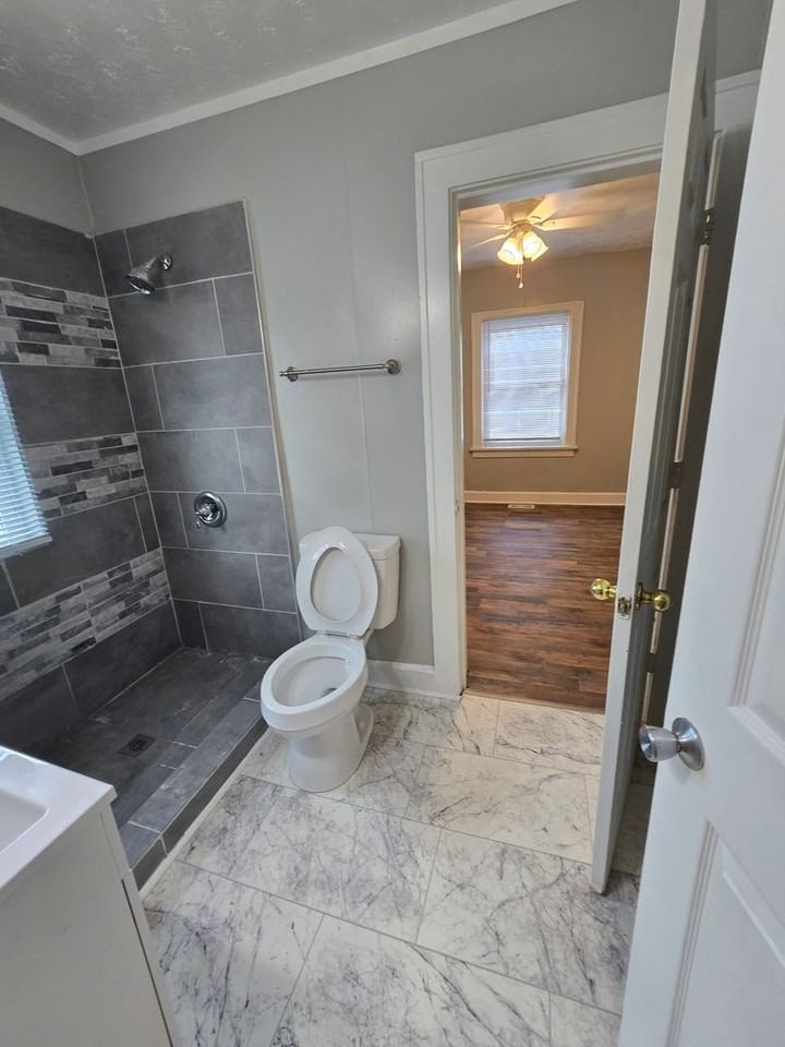 2813 W 10th St - Photo 7 of 9