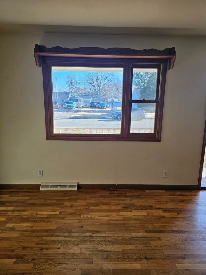 909 Cale Ave - Photo 4 of 17