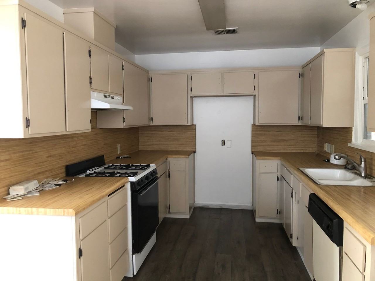 801 S Bradley St - Photo 2 of 9