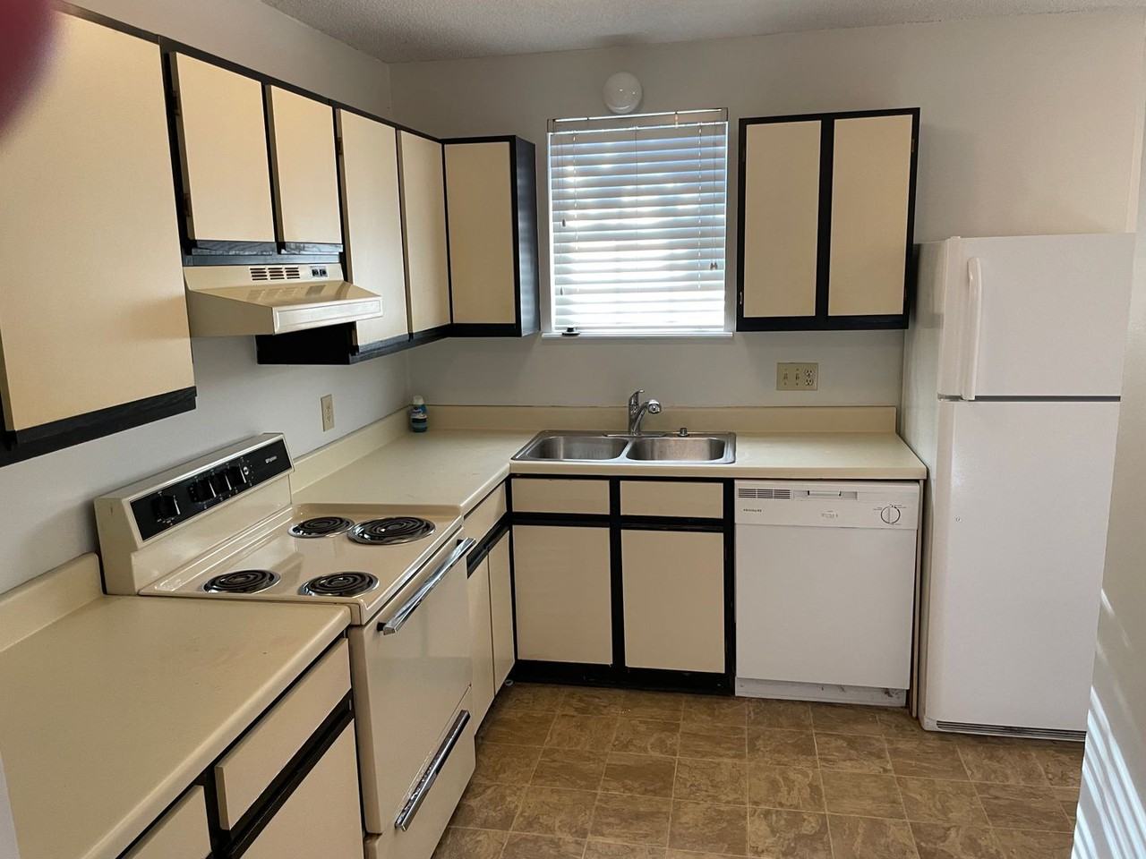 1101 Hulon Ln - Photo 5 of 10