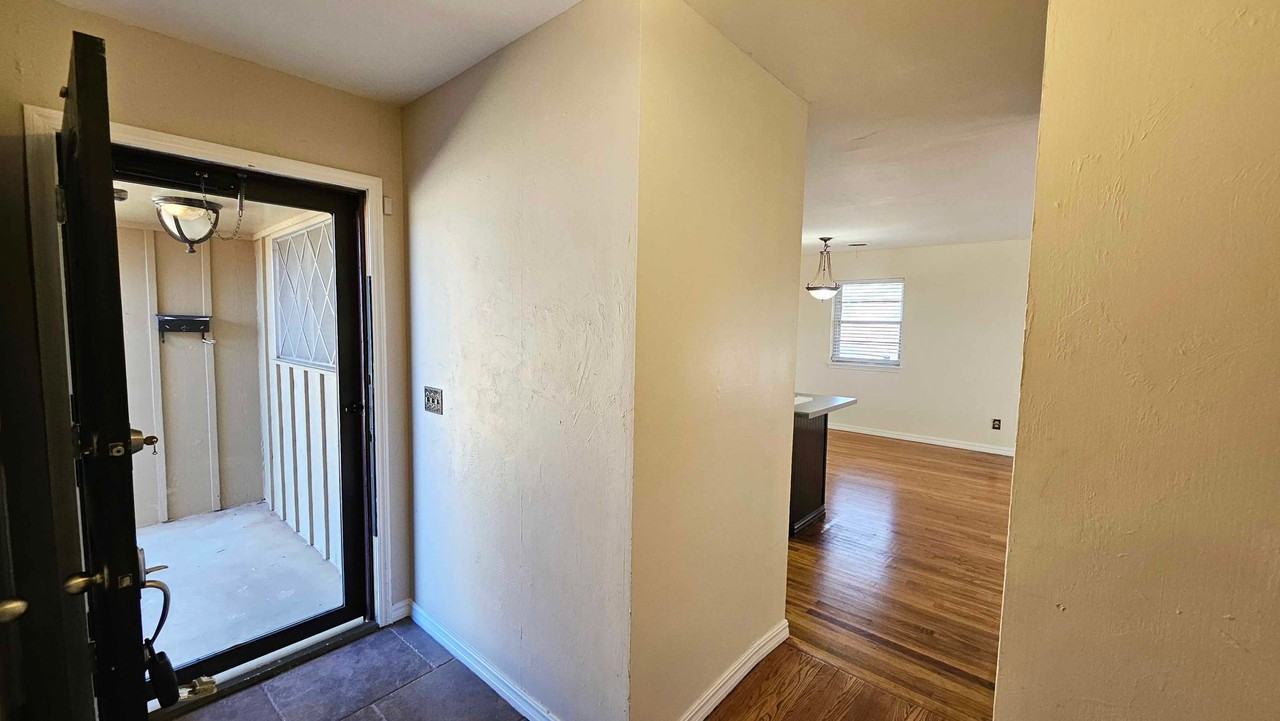 4205 Nw 60th St - Photo 3 of 28