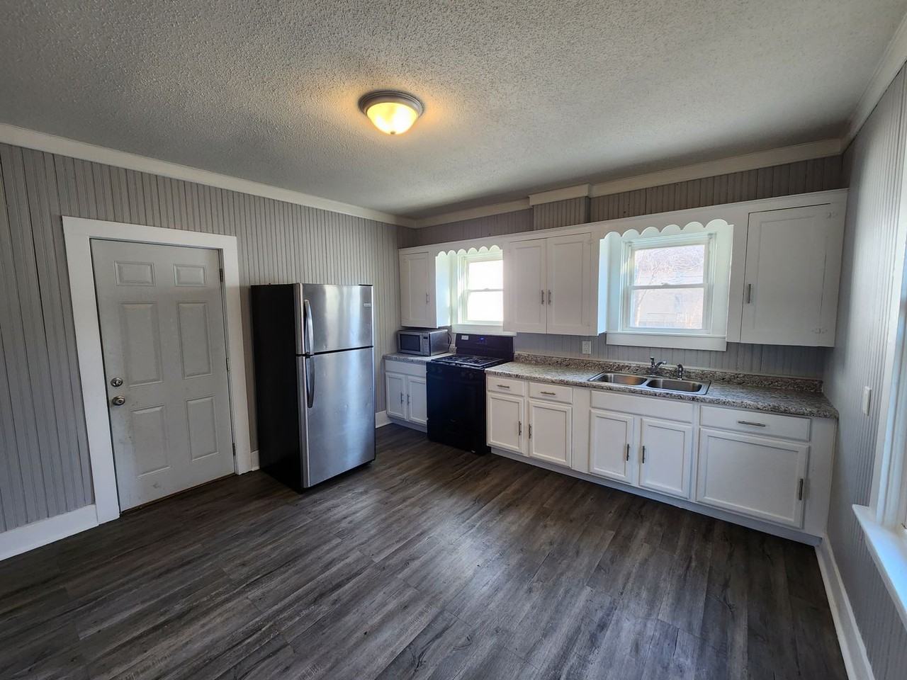 2303 W 1st St - Photo 4 of 16