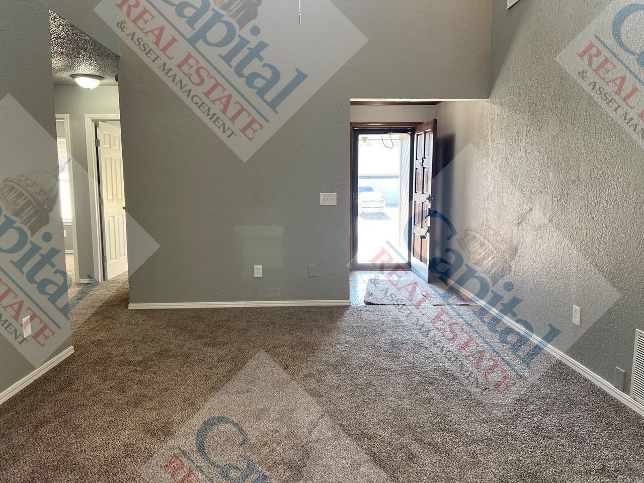 1013 W Gladys Way - Photo 4 of 34