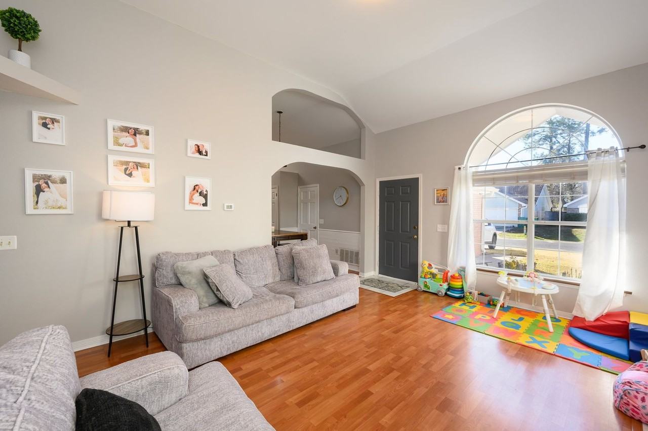 1221 Charleston Cir - Photo 4 of 29