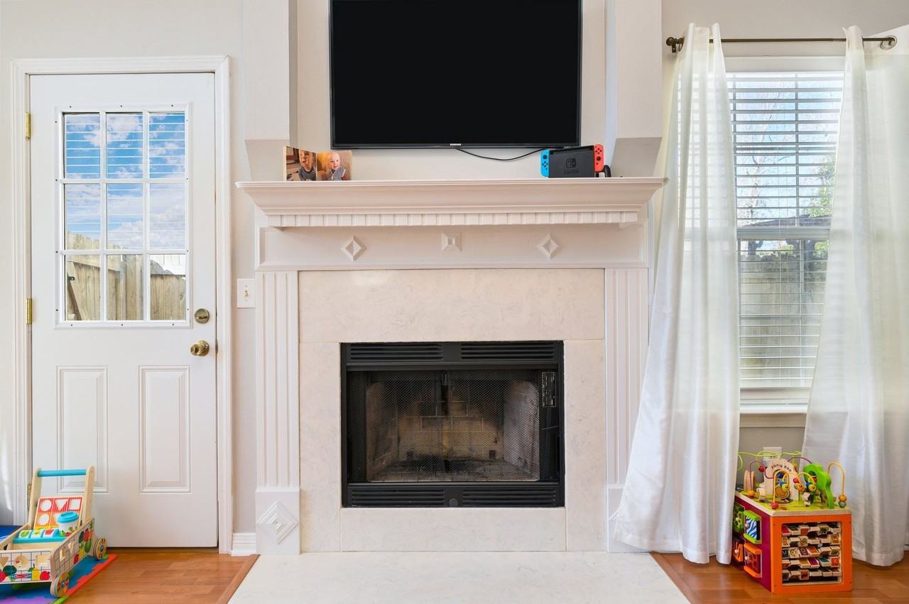 1221 Charleston Cir - Photo 5 of 29