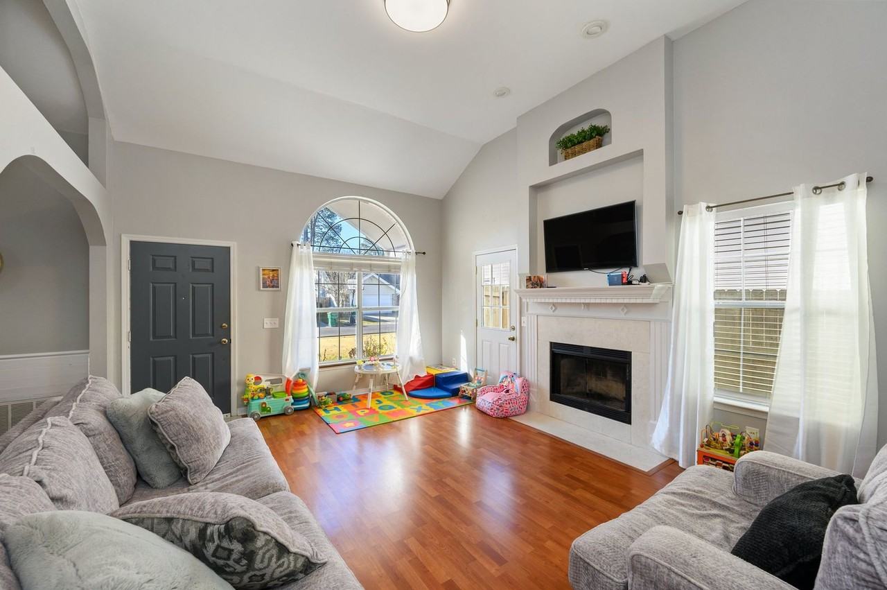 1221 Charleston Cir - Photo 6 of 29