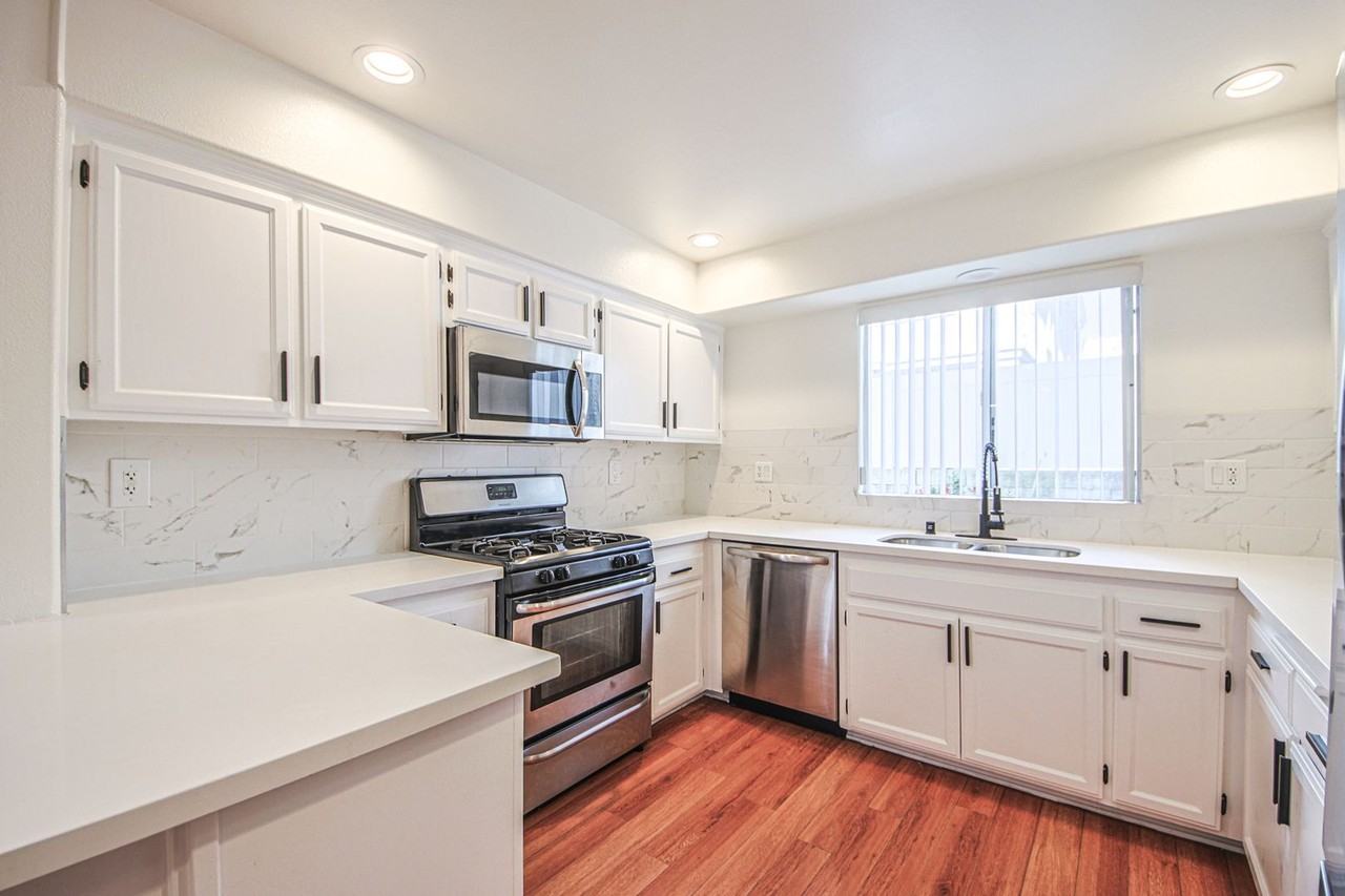 18332 Keswick St - Photo 6 of 41