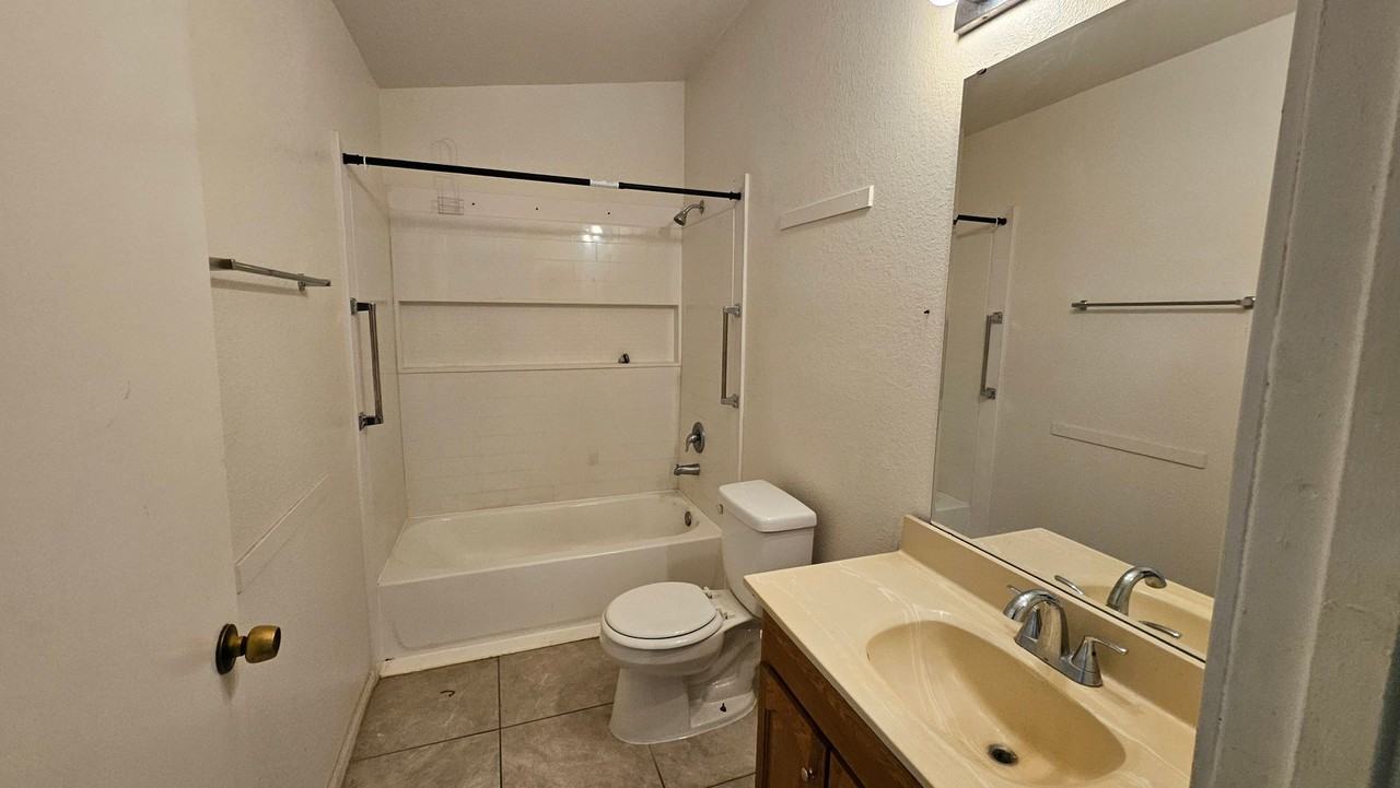 20300 Graham St - Photo 4 of 9