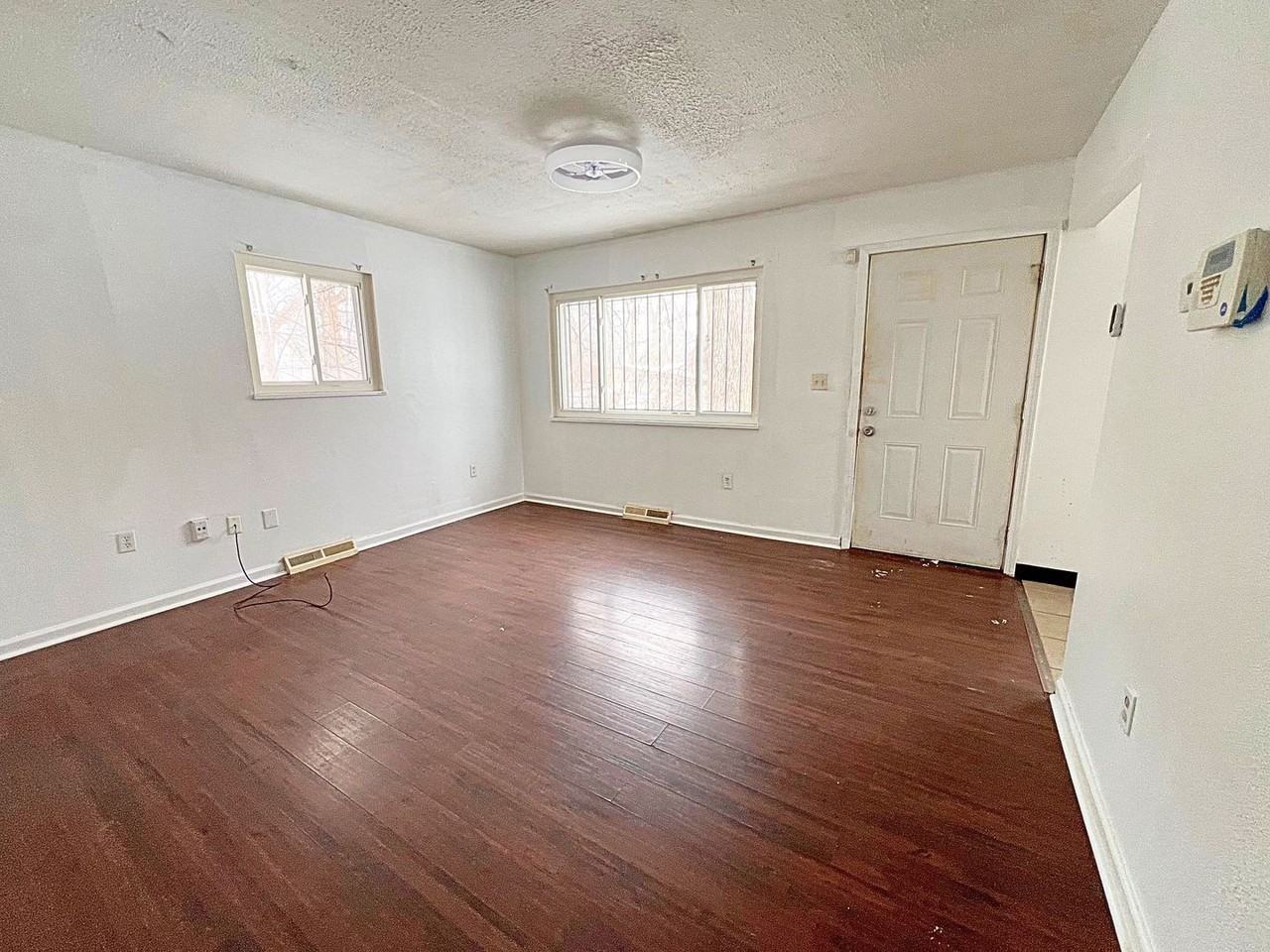 148 Malden Ave - Photo 4 of 11