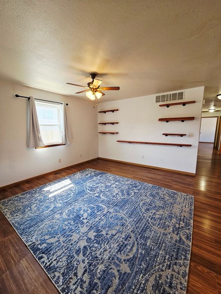 235 Lindbergh Ave - Photo 5 of 18