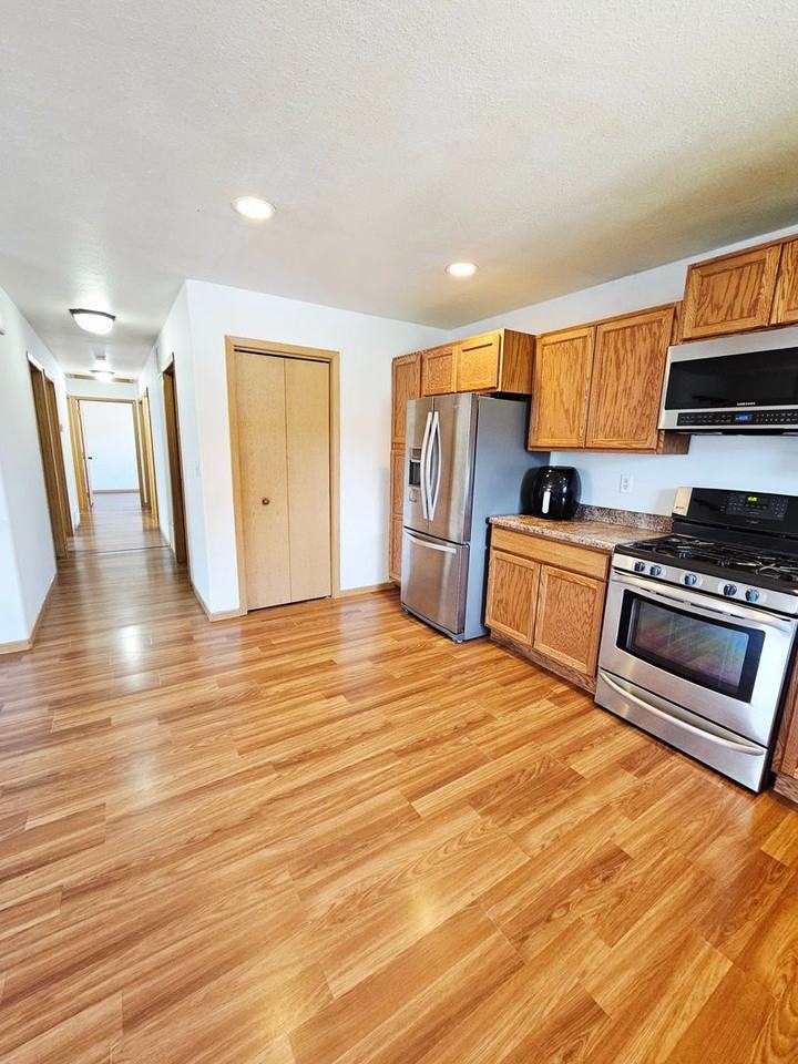 235 Lindbergh Ave - Photo 7 of 18