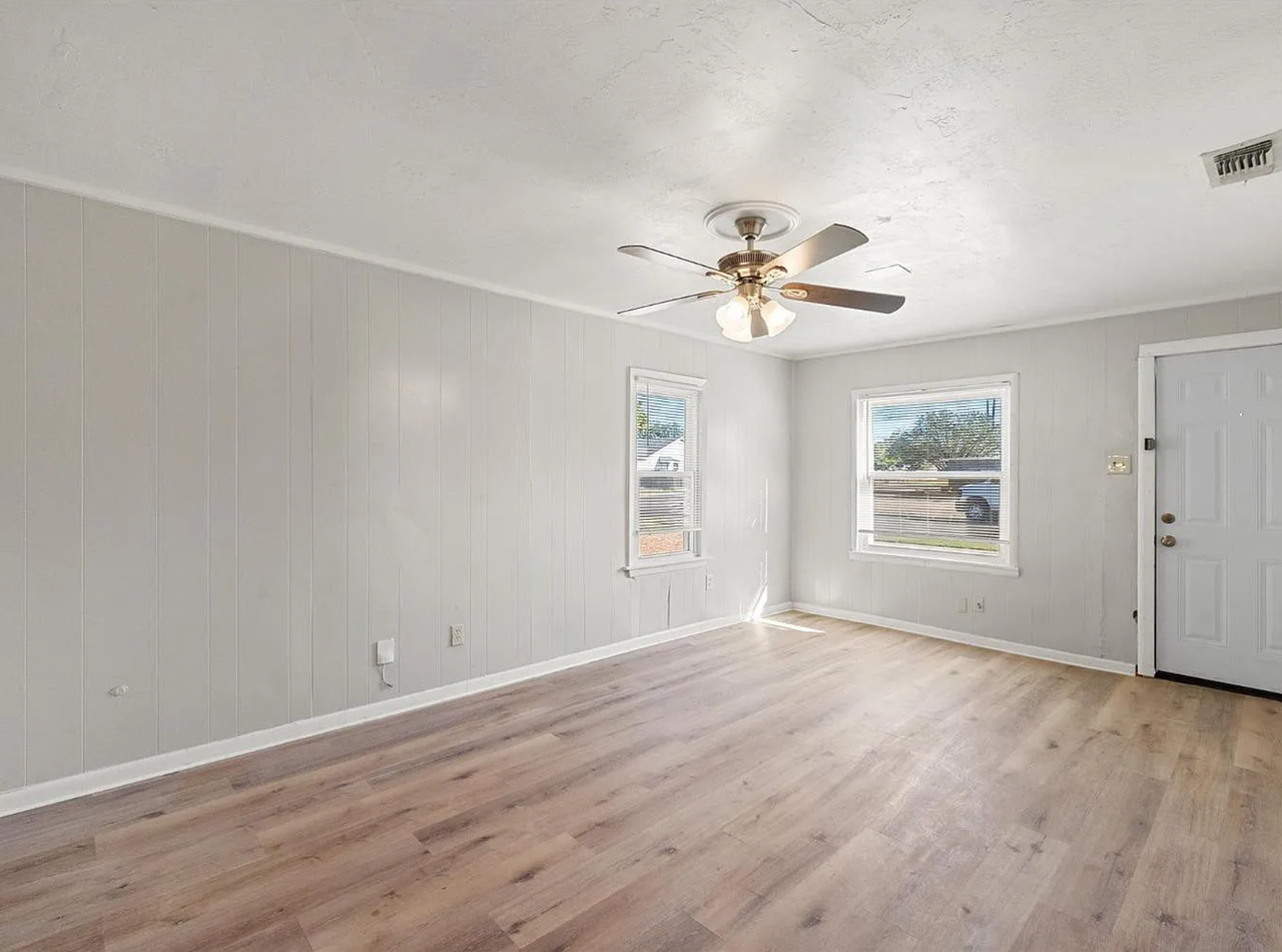 5104 36th St - Photo 2 of 16