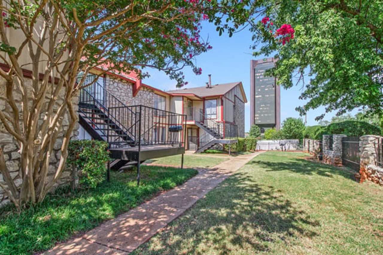 16BEL4861 - Photo 2 of 13