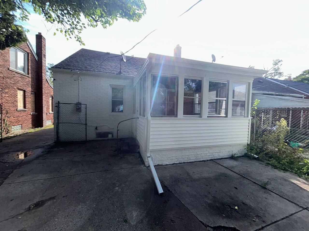 19335 Mansfield St - Photo 2 of 17