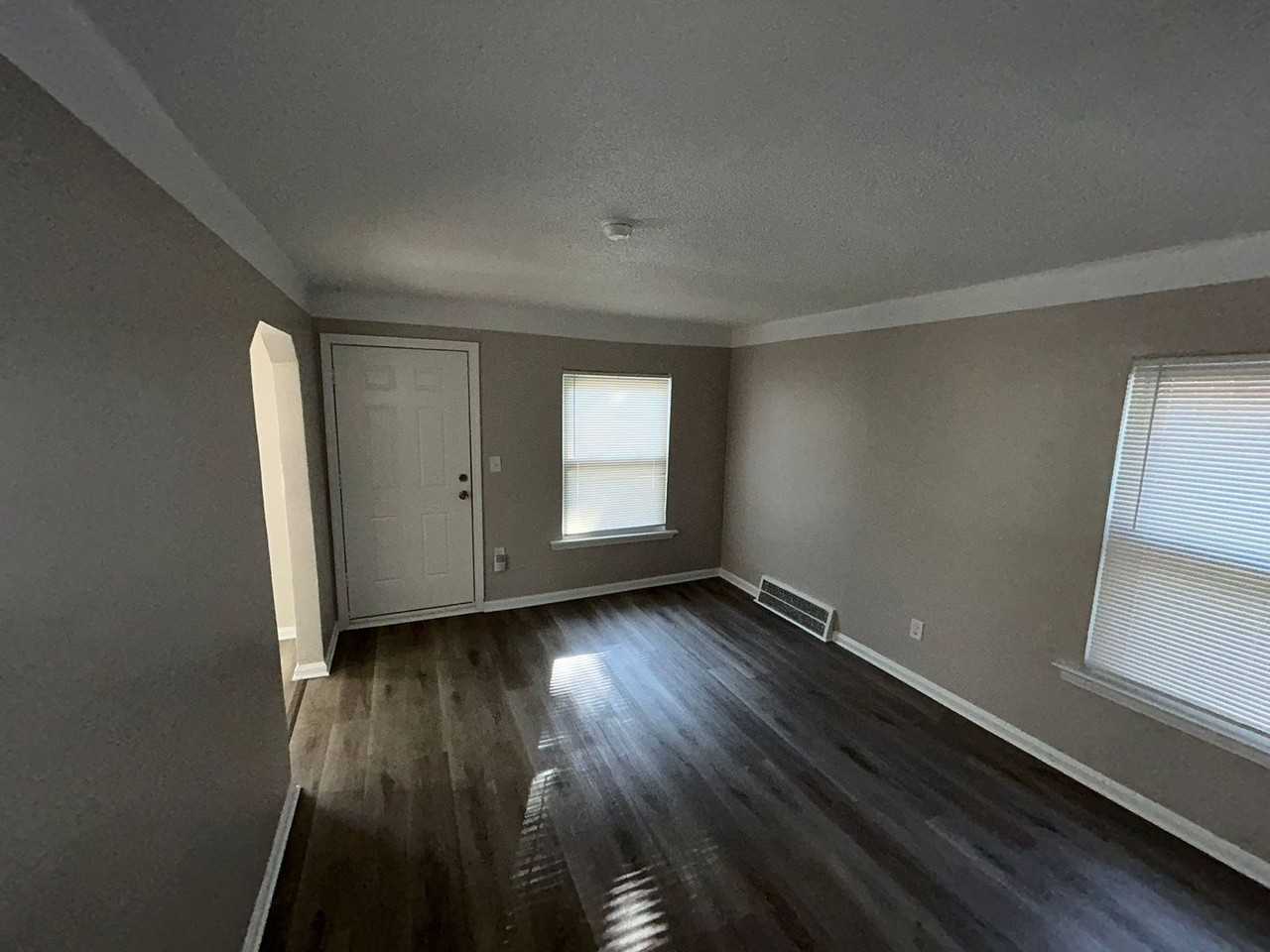 19335 Mansfield St - Photo 3 of 17