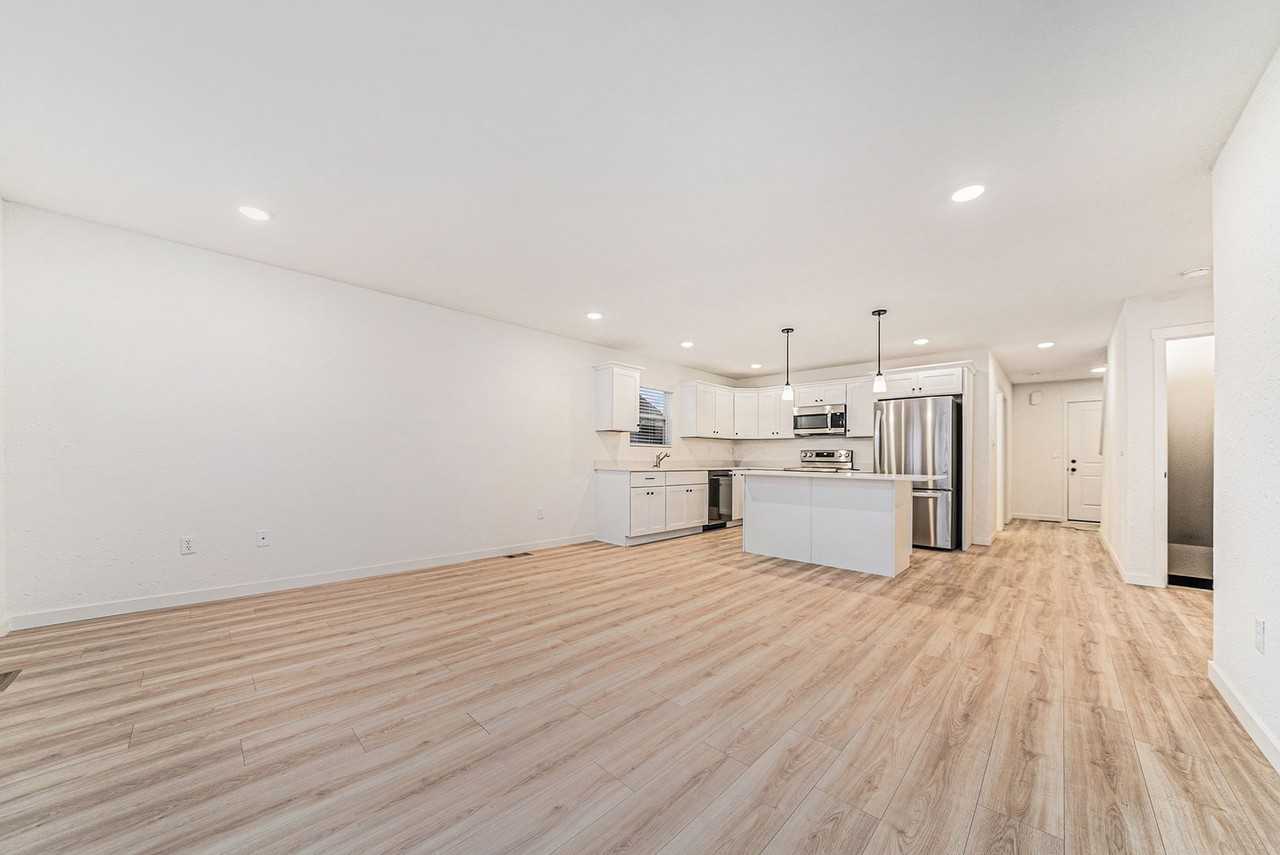 112 Iris Ct - Photo 2 of 20