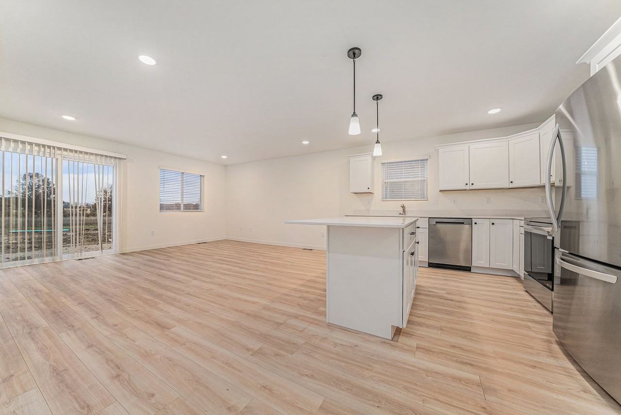 112 Iris Ct - Photo 3 of 20