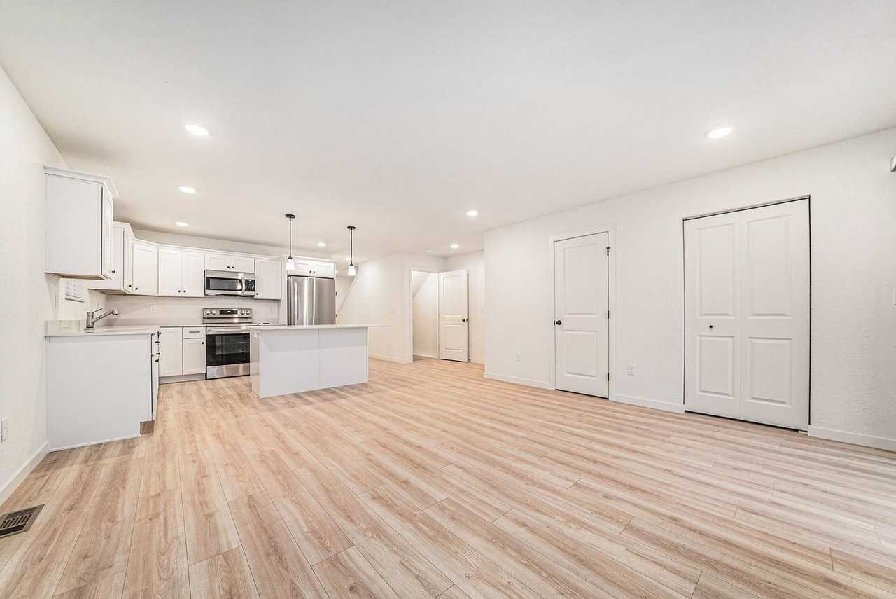 112 Iris Ct - Photo 6 of 20