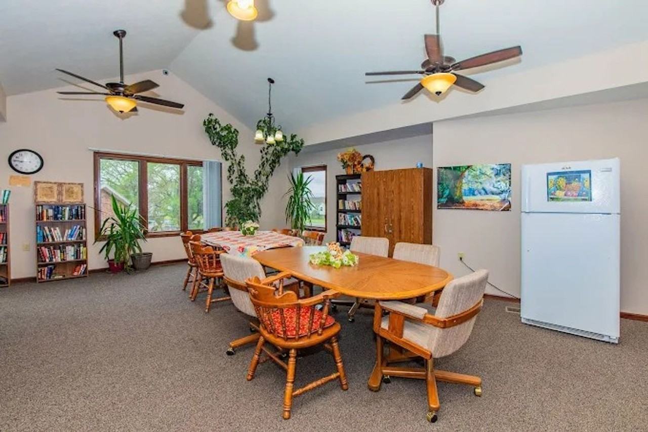 Aspen House - Photo 3 of 25