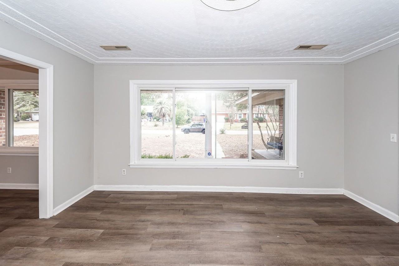 1240 Oakcrest Dr - Photo 4 of 43