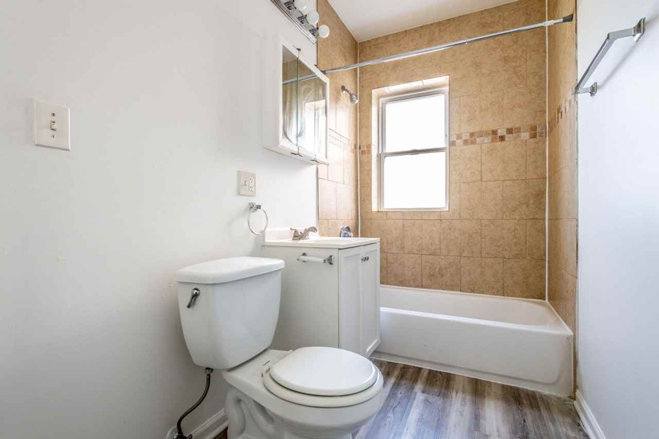 215 E 68th Chicago, IL 60637 - Photo 3 of 19