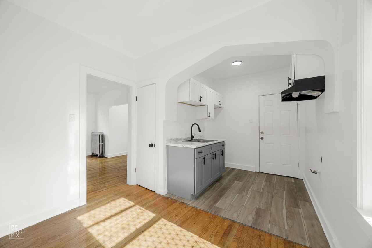 8051 S Ingleside - Photo 3 of 36