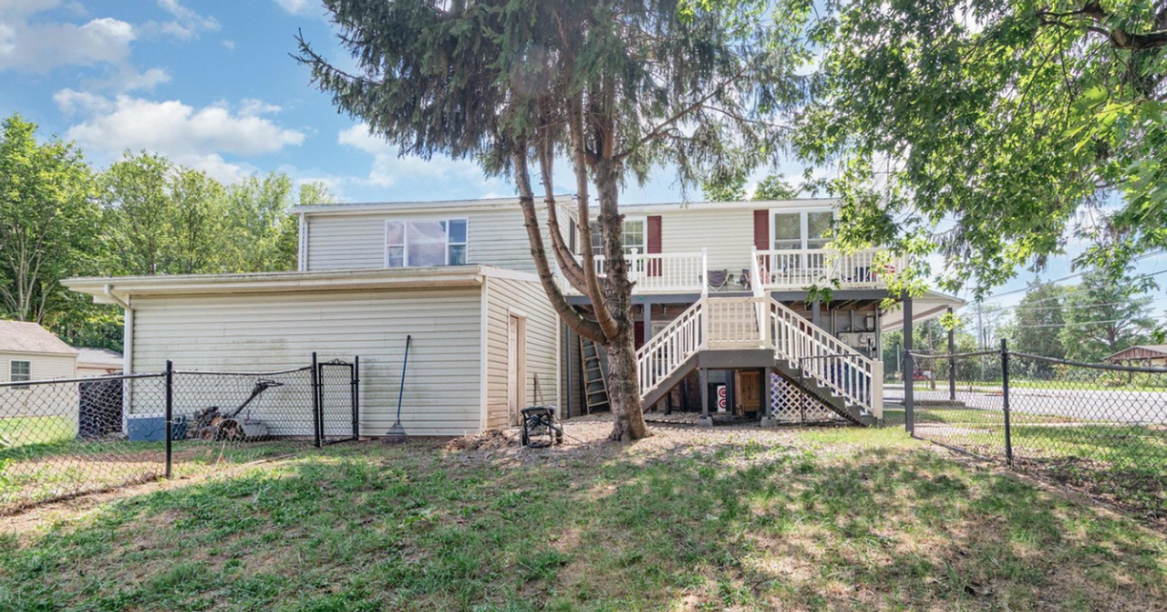 3185 Spring Rd - Photo 2 of 28